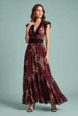 Vestido largo floral rojo con escote de pico y volantes