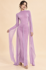 Vestido lila claro con espalda descubierta y capa