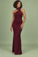 Vestido largo de encaje rojo oscuro con espalda descubierta asimétrica y abertura