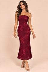 Vestido midi de encaje burdeos con escote palabra de honor y detalle en el cuello