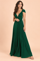 Vestido largo cruzado verde con escote halter y detalle dorado