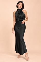 Vestido midi negro evasé con cuello pañuelo