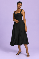 Vestido midi negro de corte evasé con escote cuadrado y tirantes finos