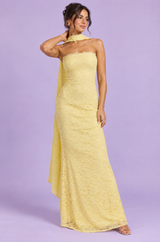 Vestido largo de encaje amarillo con escote palabra de honor y detalle de pañuelo