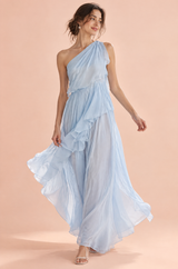 Vestido azul de un solo hombro con volantes