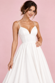 Robe midi blanche à fines bretelles et jupe ample | Vue rapprochée | Lounelle Paris