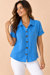 Camisa azul de manga corta con cuello