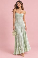 Vestido largo floral verde claro de corte evasé