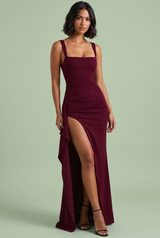 Vestido largo burdeos ajustado con escote cuadrado, espalda descubierta y abertura lateral alta