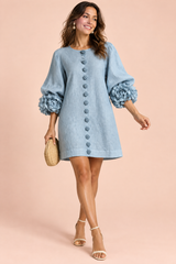 Vestido recto azul claro con mangas abullonadas