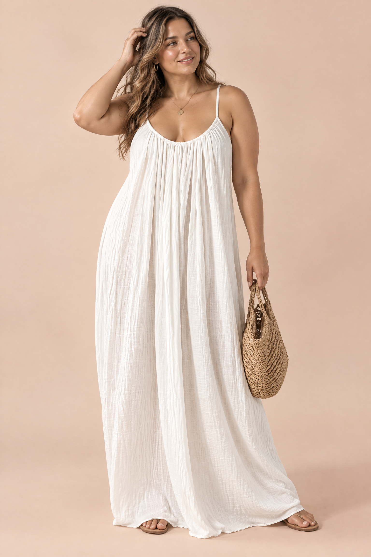 Robe longue fluide dos nu blanc cassé | Porté sur une silhouette plus ronde | Lounelle Paris