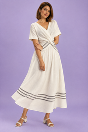 Robe portefeuille écrue à col V | Porté sur une autre silhouette | Lounelle Paris