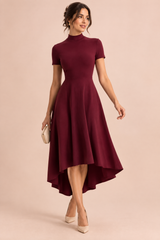 Vestido midi rojo oscuro de cuello alto y bajo asimétrico