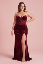 Robe longue bordeaux façon corset, froncée et fendue | Porté sur une silhouette plus ronde | Lounelle Paris