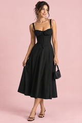 Vestido midi negro de corte evasé y escote cuadrado