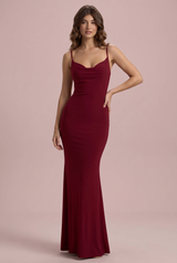 Vestido burdeos con escote drapeado y espalda descubierta