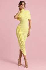 Vestido midi amarillo asimétrico con capa retorcida