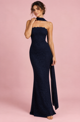 Vestido largo de encaje azul oscuro con escote palabra de honor y detalle de pañuelo
