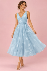 Vestido midi floral azul cielo de corte evasé