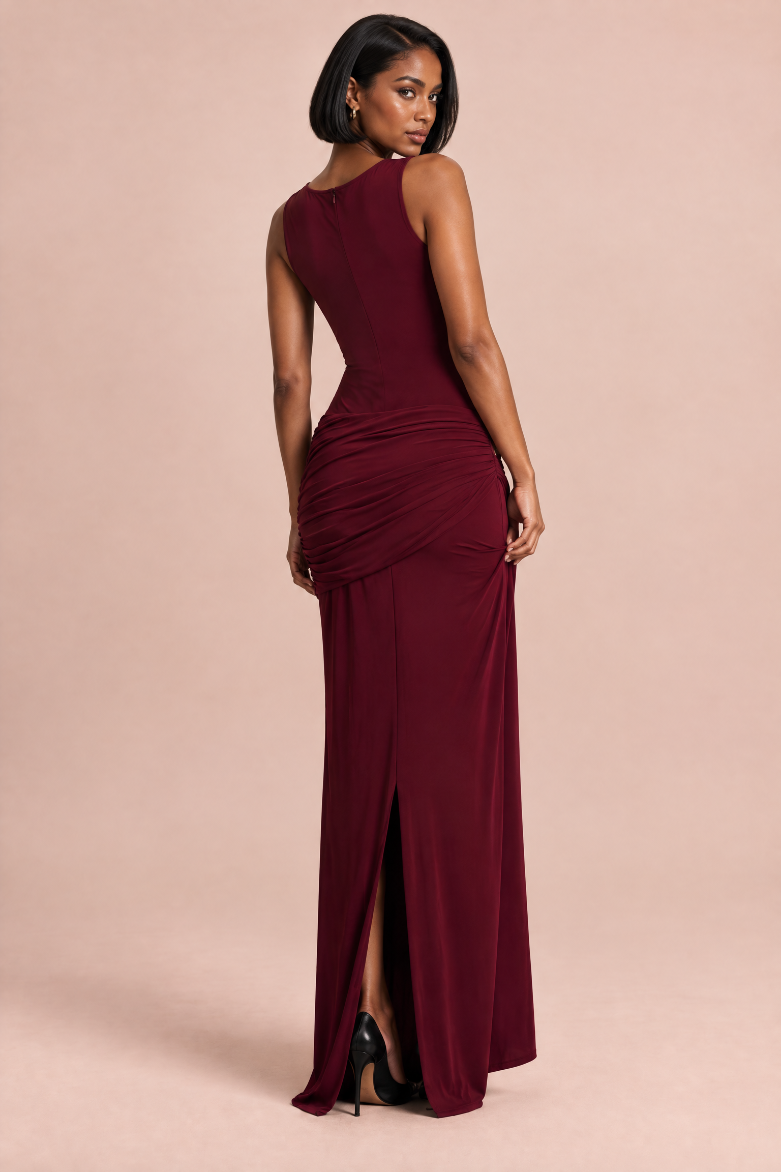 Robe longue rouge foncé à col montant, drapée, avec manches torsadées | Vue de dos | Lounelle Paris