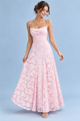 Vestido largo floral rosa con escote drapeado