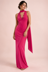 Vestido largo rosa satinado con cuello alto y pañuelo fluido