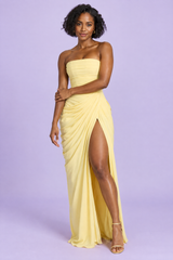 Vestido maxi amarillo fruncido de cuello alto con abertura