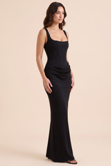 Vestido largo negro con fruncido y escote cuadrado