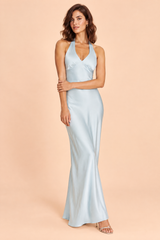 Vestido largo azul empolvado con fruncido y escote en V
