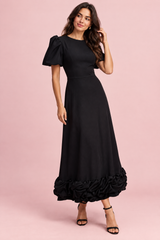 Vestido largo negro con mangas abullonadas y volantes
