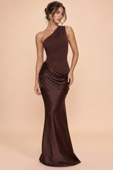 Vestido largo asimétrico marrón con fruncido
