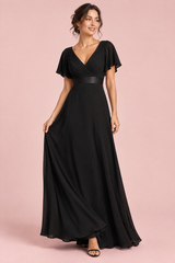 Vestido negro plisado con escote en V