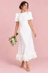 Vestido largo blanco con mangas abullonadas y volantes