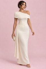 Vestido midi asimétrico color crema con drapeado