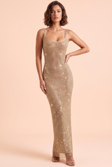 Vestido largo dorado brillante de strass con escote cuadrado