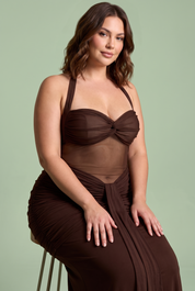 Robe longue marron foncé froncée à encolure dos nu | Porté sur une silhouette plus ronde | Lounelle Paris