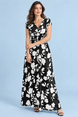 Vestido largo negro con estampado floral y cintura fruncida
