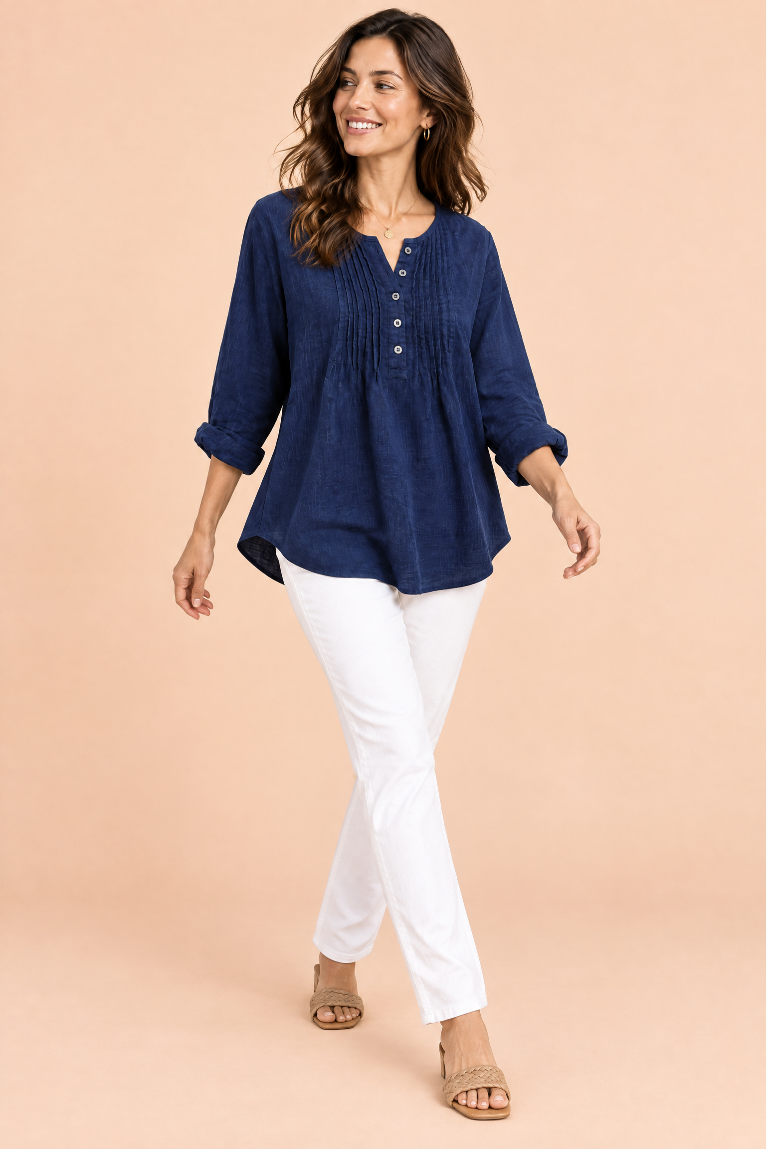 Blouse bleu marine en coton à col rond et patte de boutonnage plissée | Vue en mouvement | Lounelle Paris