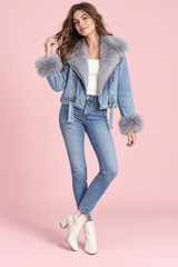 Chaqueta motera vaquera azul, entallada y corta, con cuello de pelo