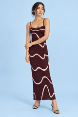 Vestido de rayas burdeos con espalda descubierta