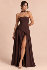 Vestido largo marrón oscuro de escote asimétrico