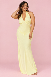 Robe longue jaune pâle à encolure dos nu et fronces | Porté sur une silhouette plus ronde | Lounelle Paris