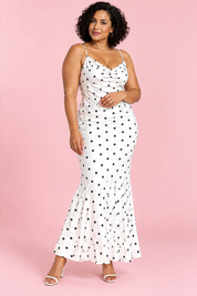 Robe longue sirène blanche à pois et col bénitier | Porté sur une silhouette plus ronde | Lounelle Paris