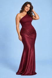 Robe longue bordeaux asymétrique froncée | Porté sur une autre silhouette | Lounelle Paris