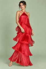 Vestido largo rojo de cuello halter con capas y flecos