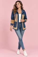 Chaqueta azul con paneles y capucha