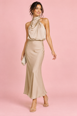 Vestido midi beige evasé con cuello pañuelo