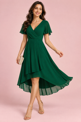 Vestido verde oscuro con mangas de volantes y bajo asimétrico