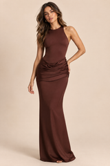 Vestido largo burdeos con frunces y falda de satén