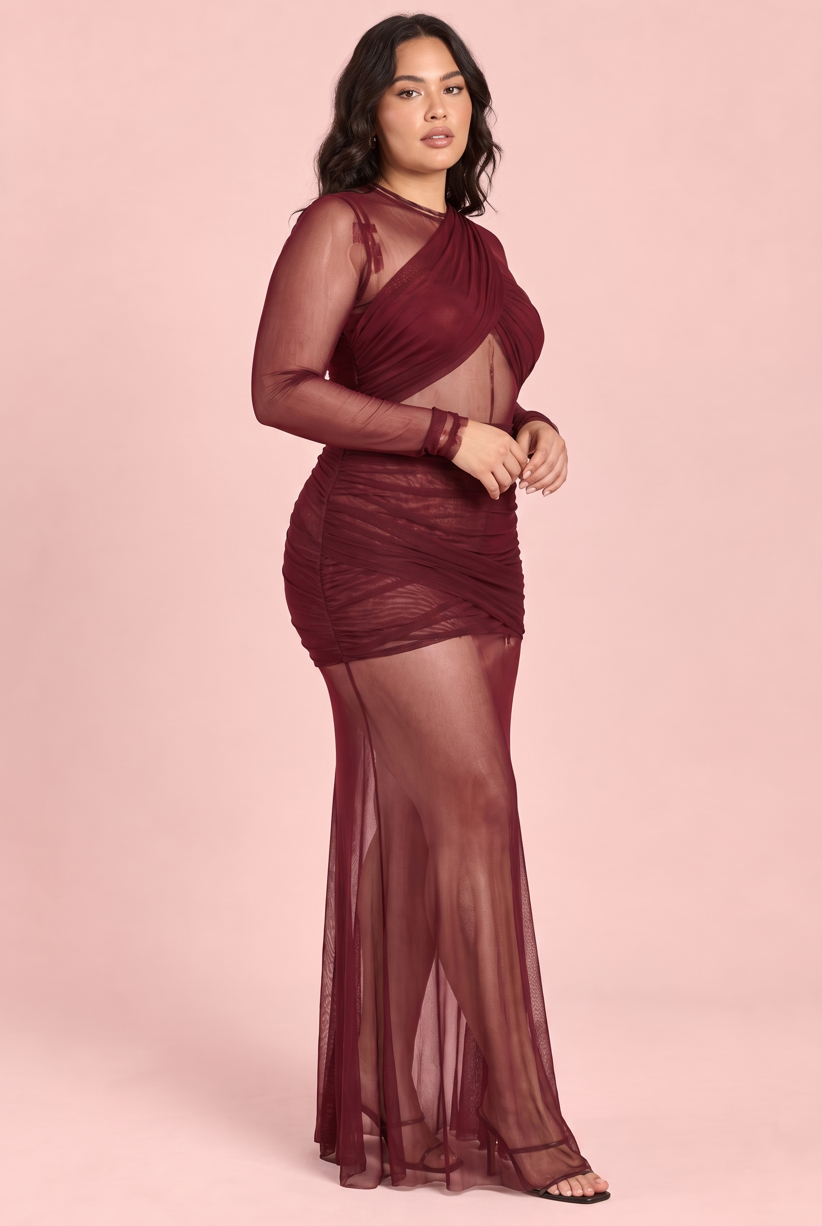 Robe longue moulante bordeaux à fronces | Porté sur une silhouette plus ronde | Lounelle Paris